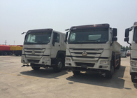 La route de camion de l'eau potable de lutte contre l'incendie ou le site de Ming poussiéreux retiennent