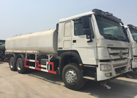 La route de camion de l'eau potable de lutte contre l'incendie ou le site de Ming poussiéreux retiennent