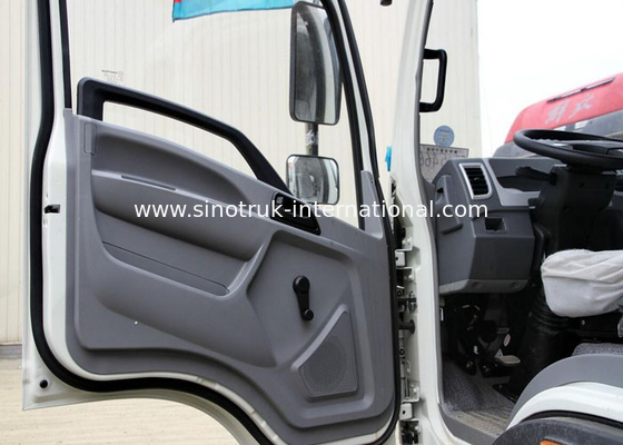 Les petites marchandises transportant les camions de faible puissance deux reposent la couchette simple avec l'a/c