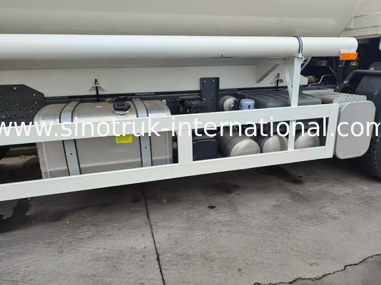 HOWO 25CBM 6*4 Camion réservoir d'huile 380 chevaux puissants Blanc
