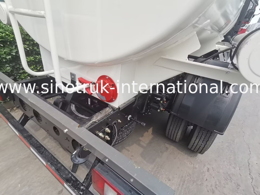 SINOTRUK HOWO 4X2 6 roues Cisterne pétrolière 5-6CBM