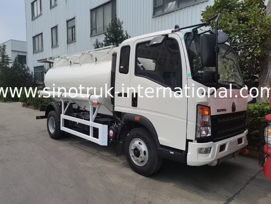 SINOTRUK HOWO 4X2 6 roues Cisterne pétrolière 5-6CBM