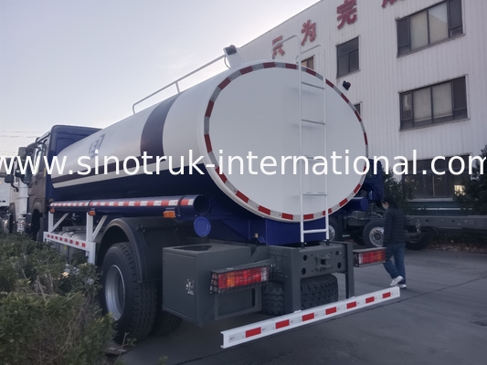 Le camion à réservoirs d'eau SINOTRUK bleu