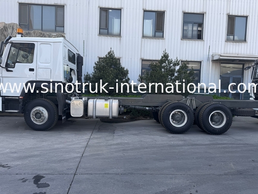 SINOTRUK HOWO Chassis de camion SINOTRUK Moteur 371HP 6 × 4 RHD avec lumière d'avertissement utilisé dans les camions à décharges camions cargo camions à eau