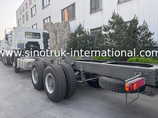 SINOTRUK HOWO Chassis de camion SINOTRUK Moteur 371HP 6 × 4 RHD avec lumière d'avertissement utilisé dans les camions à décharges camions cargo camions à eau