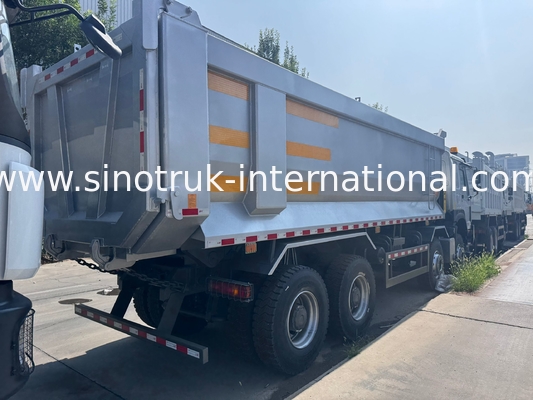 SINOTRUK HOWO 371HP 8X4 camion à décharge à bascule construction ancienne façade avant pare-chocs militaires pour les zones minières deux feux d'avertissement conteneur de type U