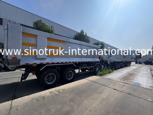 SINOTRUK HOWO 371HP 8X4 camion à décharge à bascule construction ancienne façade avant pare-chocs militaires pour les zones minières deux feux d'avertissement conteneur de type U