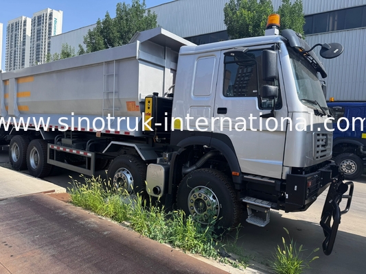 SINOTRUK HOWO 371HP 8X4 camion à décharge à bascule construction ancienne façade avant pare-chocs militaires pour les zones minières deux feux d'avertissement conteneur de type U