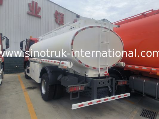 SINOTRUK Oil Transport Truck With Manhole Cover and Breath Valve 10000L Volume