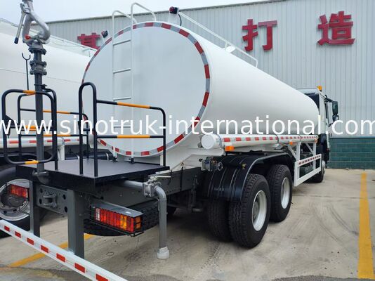 25 mètres cubes HOWO Camion à éclaboussure de réservoir d'eau avec moteur puissant 380 ch