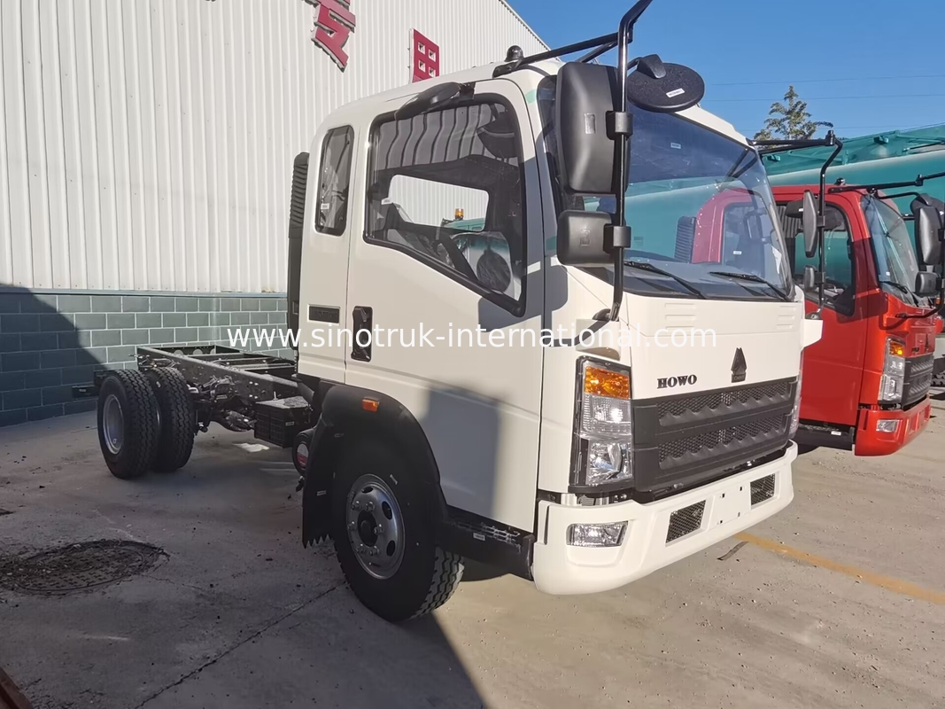HOWO Petites marchandises transportant des camions légers à deux places à berceau unique avec châssis A / C LHD