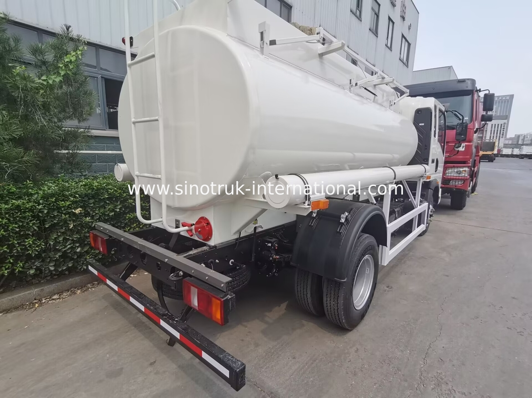 SINOTRUK HOWO 4X2 6 roues Cisterne pétrolière 5-6CBM