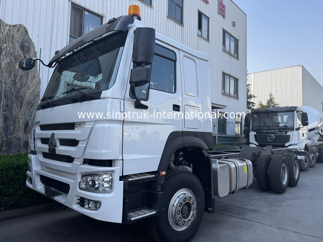 SINOTRUK HOWO Chassis de camion SINOTRUK Moteur 371HP 6 × 4 RHD avec lumière d'avertissement utilisé dans les camions à décharges camions cargo camions à eau