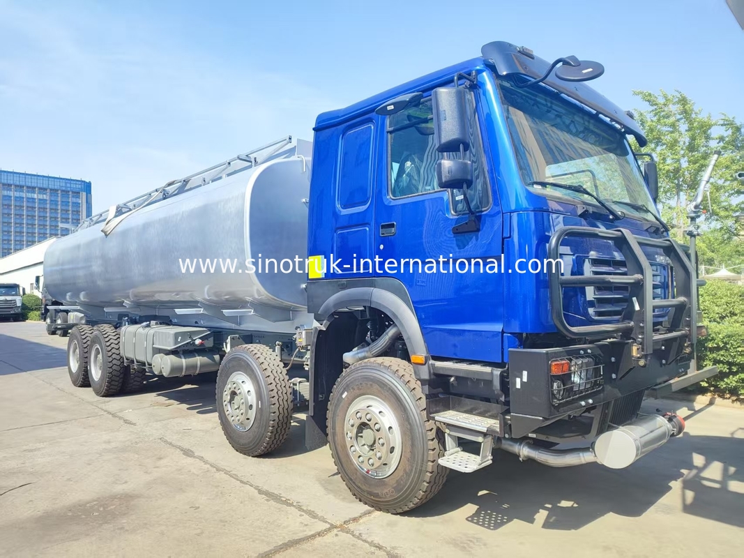 Camion de carburant HOWO 8*4 400HP LHD robuste avec système à double réservoir de 40 CBM pour la distribution de carburant longue distance