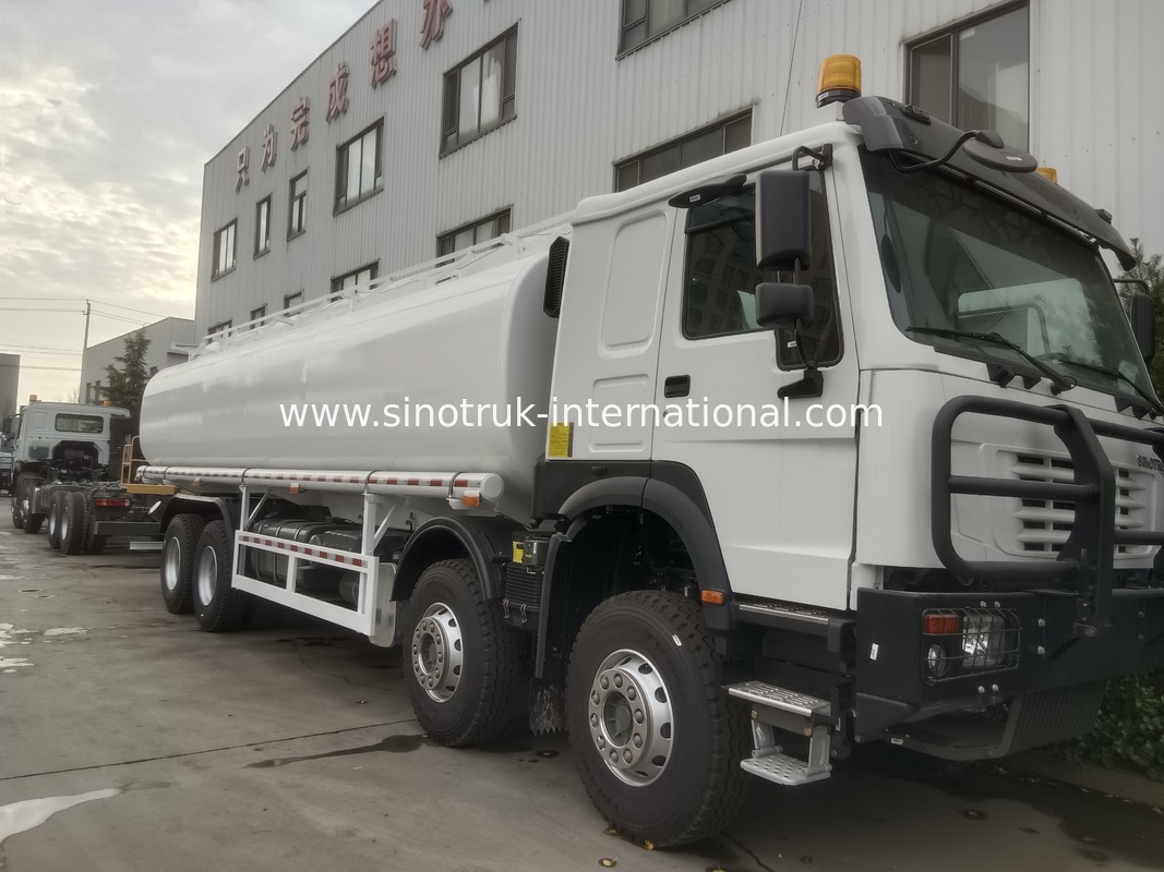 SINOTRUK HOWO Rouge 371HP 8×4 12 roues camion-citerne à pétrole de grande capacité 30CBM